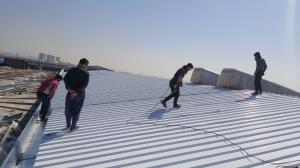 نصاب ساندویچ پانل پلی یورتان -اجرای سقف توسط تیم نصاب